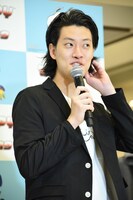 「襟足ルーシー」だと話す霜降り明星・粗品。