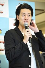 「襟足ルーシー」だと話す霜降り明星・粗品。