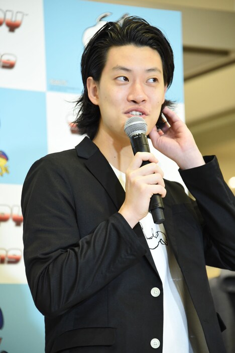 「襟足ルーシー」だと話す霜降り明星・粗品。