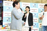 「グッズのミニトートで劇場に通おうかな？」と話す霜降り明星・せいや（左）。