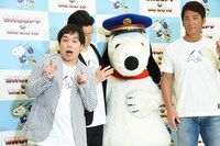 カメラ目線の霜降り明星・せいや（左）と長嶋一茂（右）。中央の粗品はスヌーピーを触っている。