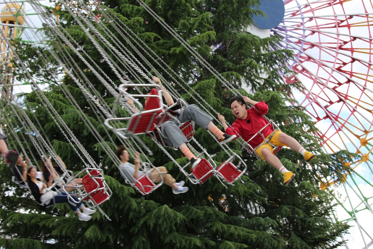 霜降り明星が富士急ハイランドロケ、苦手な絶叫系アトラクションを避けながら