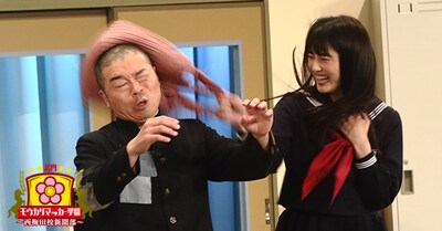 「名門！モウカリマッカー学園～西梅田校新聞部～」より。