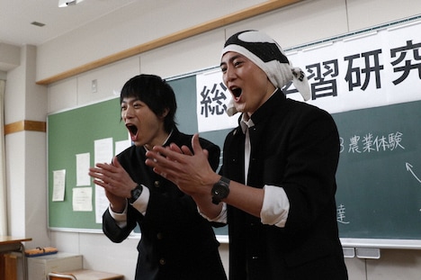 「べしゃり暮らし」第1話のワンシーン。左から、辻本潤役の渡辺大知、上妻圭右役の間宮祥太朗。(c)テレビ朝日