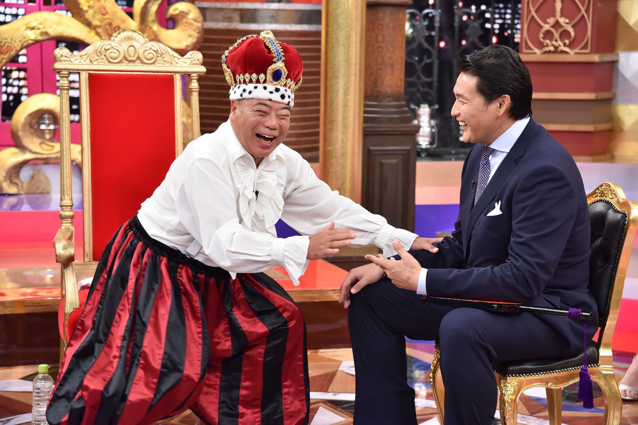 出川哲朗（左）と貴乃花（右）。