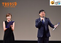 2018年の第4回チャンピオンライブでMCを務めた南海キャンディーズ山里と伊東楓アナ（左）。