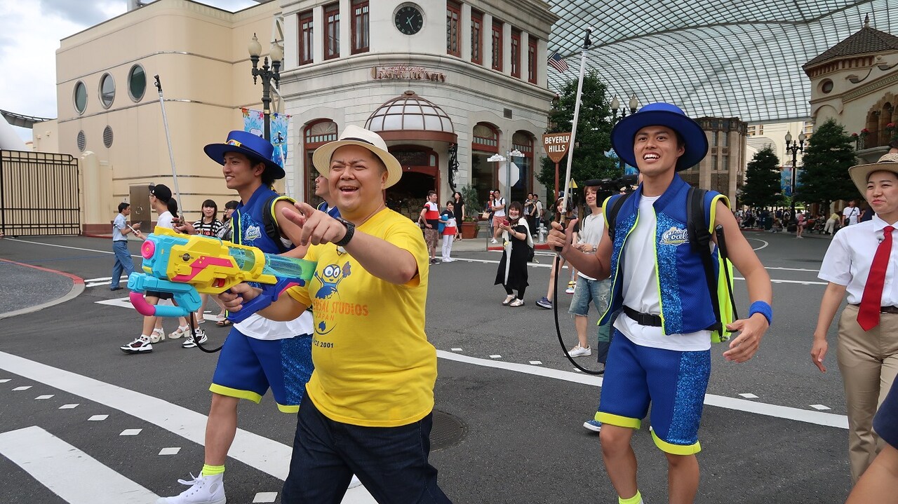 「ウラマヨ！」でUSJを訪れ、「エクストラ・クール・クルー」のパフォーマンスに挑戦するブラックマヨネーズ小杉（中央）。