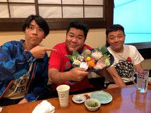 左からパラシュート部隊・矢野、ゴリけん、パラシュート部隊・斉藤。（c）テレビ西日本