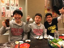 左からパラシュート部隊、ゴリけん。（c）テレビ西日本