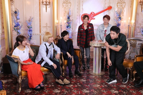 陣(右端)のトークを聞く和牛ら。