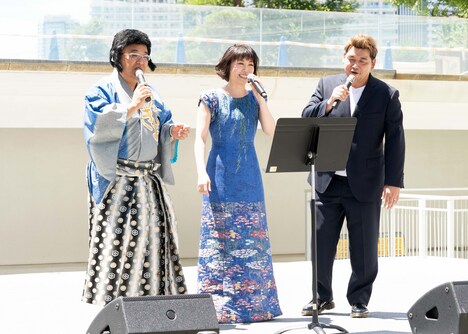 左から萬みきお、水森かおり、サンドウィッチマン富澤。