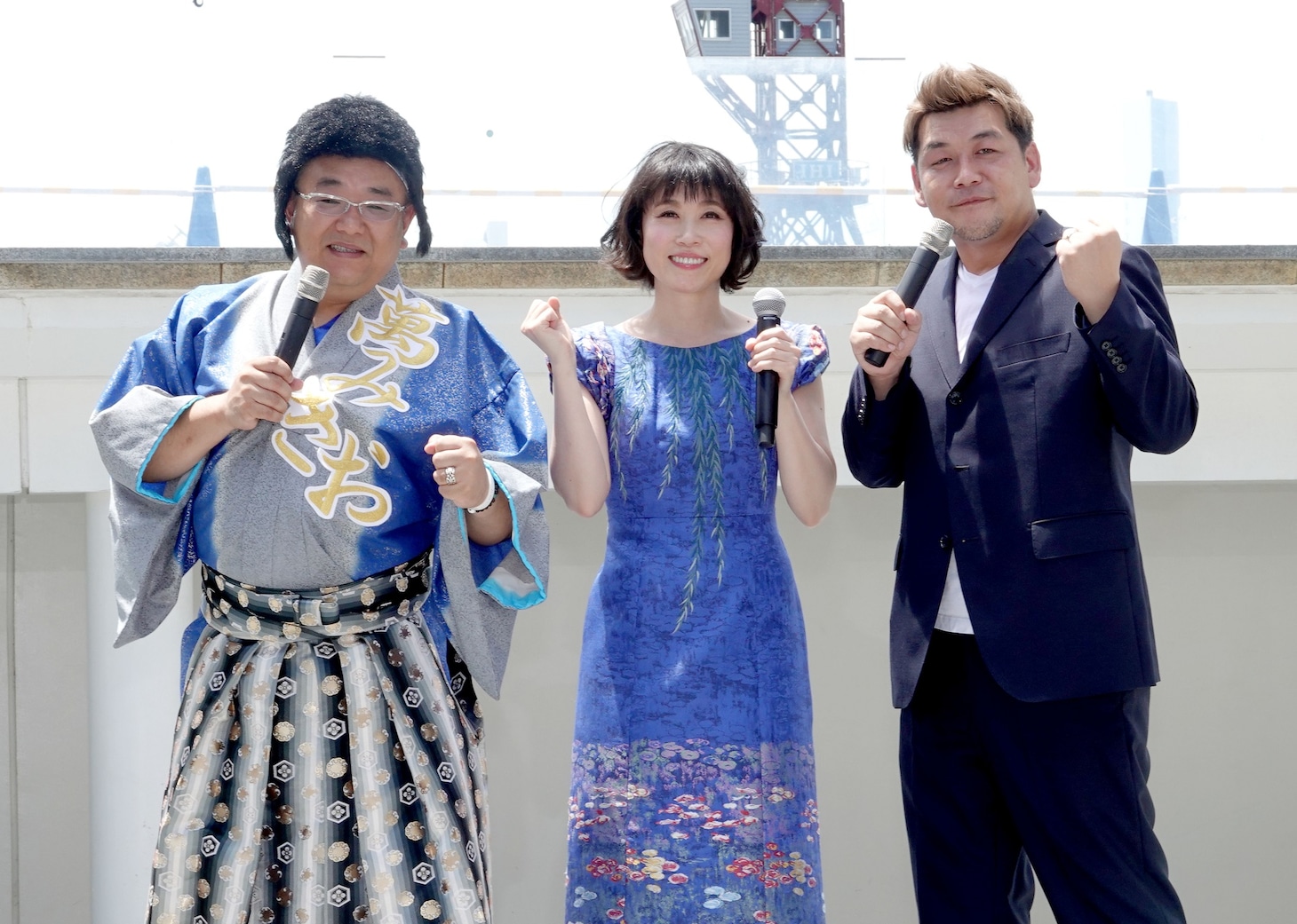 左から萬みきお、水森かおり、サンドウィッチマン富澤。