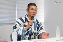 記者会見で花火を語る笑い飯・哲夫。