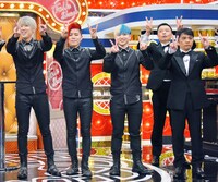 指の訓練の仕方を明石家メンバーに伝授するXTRAP。 (c)MBS