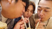 「バナナマンのドライブスリー」でタピオカ入りフロートを吸うバナナマンと山田涼介（中央）。(c)テレビ朝日