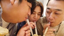 「バナナマンのドライブスリー」でタピオカ入りフロートを吸うバナナマンと山田涼介（中央）。(c)テレビ朝日
