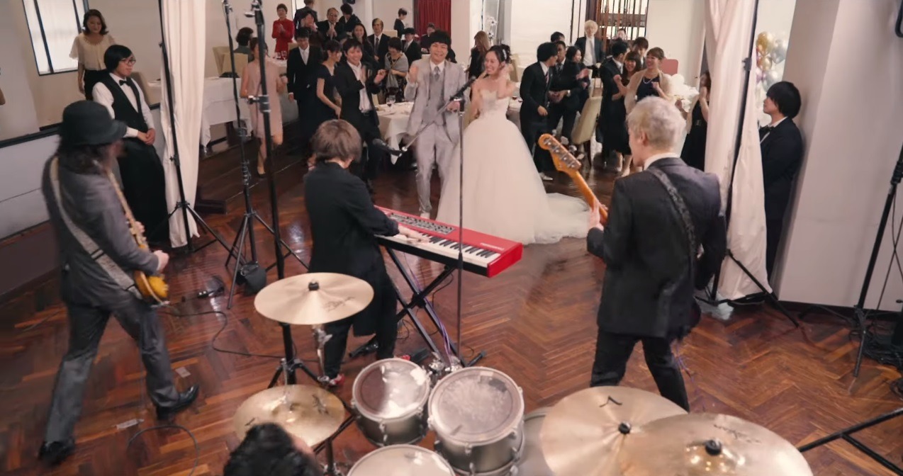 「This Is LOVESONG」のミュージックビデオより。