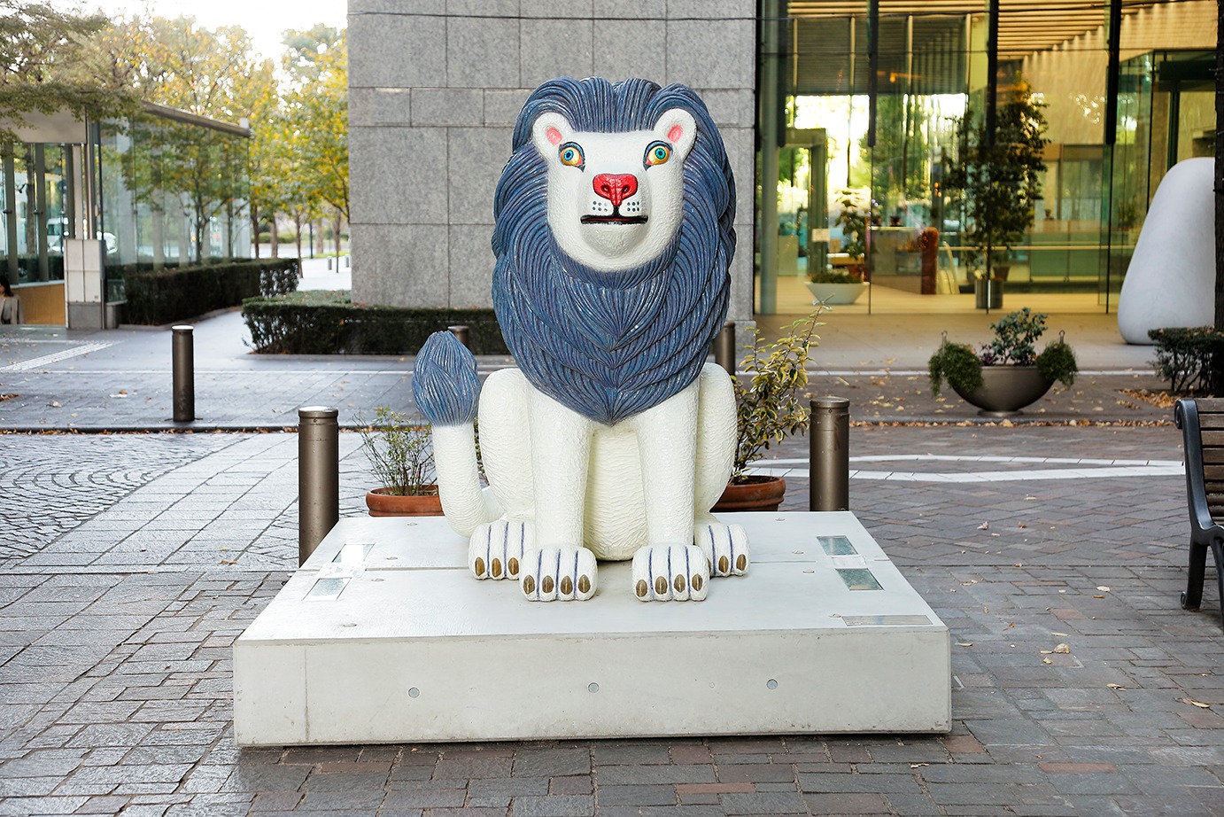 「丸の内ストリートギャラリー」に展示されている作品。