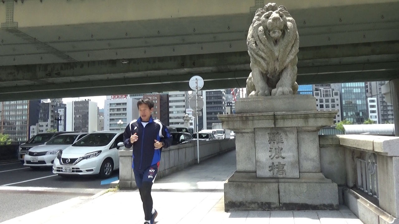 北浜近辺を走るちゃらんぽらん冨好。(c)MBS