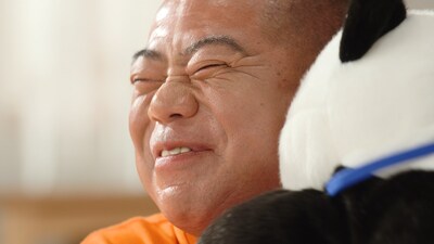 永谷園の新CM「お守り にこにこパンダリュックプレゼントキャンペーン編」に出演する、出川哲朗。