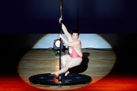 ポールダンスを披露するゆりやんレトリィバァ。