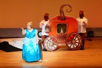 ゆりやんレトリィバァが作・演出を手がけたミュージカル「チンデレラ」の様子。