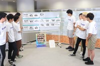 シャッフルネタ抽選会の様子。