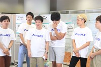 ピンネタを披露することになり気分が落ちるからし蓮根・伊織（右から3人目）。