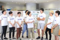 ピンネタを披露することになり気分が落ちるからし蓮根・伊織（右から3人目）。