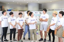 ピンネタを披露することになり気分が落ちるからし蓮根・伊織（右から3人目）。