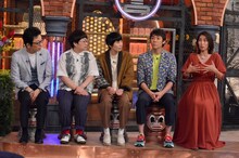 左から古舘伊知郎、ハリセンボン、小林よしひさ、坂下千里子。(c)読売テレビ