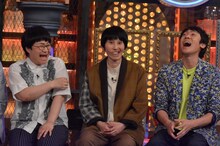 左からハリセンボン、小林よしひさ。(c)読売テレビ