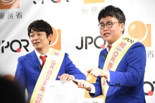 JPQRを使っての決済デモンストレーションを行う銀シャリ。