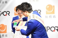 JPQRを読み取る銀シャリ橋本。