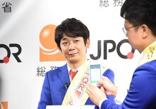 JPQRを読み取る銀シャリ橋本を見守る鰻（左）。