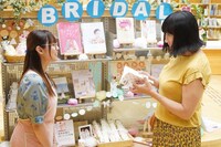 「ルパンの娘」第4話より南海キャンディーズしずちゃん演じる木口智子（右）と深田恭子演じる三雲華（左）。