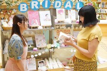 「ルパンの娘」第4話より南海キャンディーズしずちゃん演じる木口智子（右）と深田恭子演じる三雲華（左）。