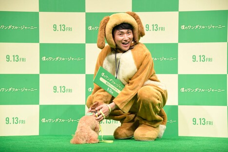 アンジャッシュ児嶋とその愛犬ネネ。