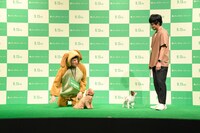 映画「僕のワンダフル・ジャーニー」の宣伝“ワン”バサダー就任式の様子。