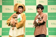 左からアンジャッシュ児嶋とその愛犬ネネ、アンジャッシュ渡部とその愛犬マロン。