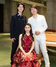 土屋太鳳（中央）と霜降り明星・粗品（左）、ラン・ラン（右）。