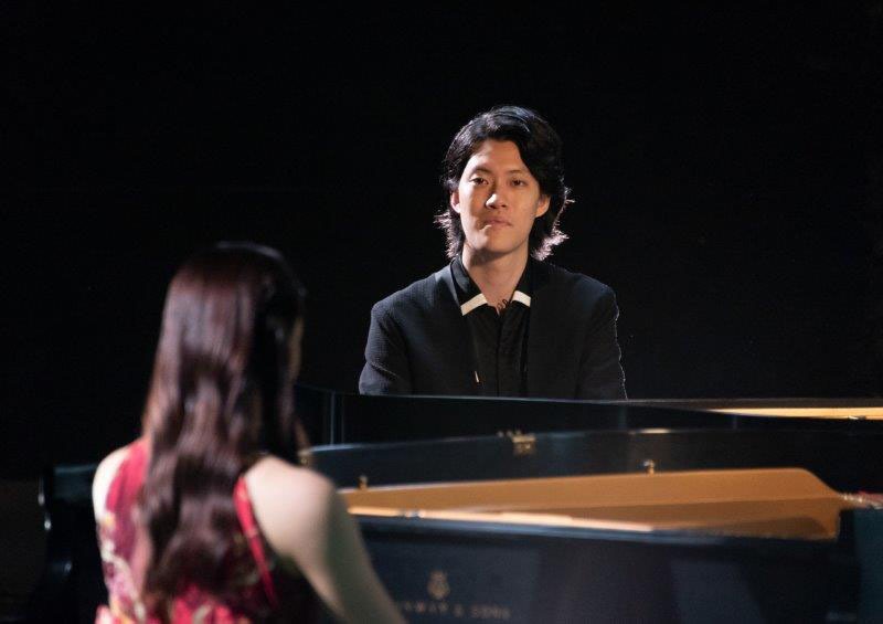 ピアノを演奏する霜降り明星・粗品。