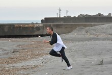 「ガマンたばこ」に挑戦する千鳥・大悟。(c)テレビ朝日