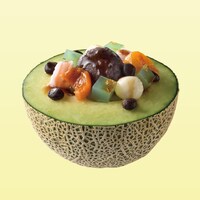 あんみつをトッピングした半カットメロン。