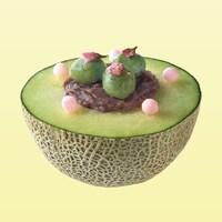 ぜんざいをトッピングした半カットメロン。