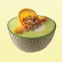 グラノーラをトッピングした半カットメロン。