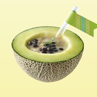 タピオカミルクティーをトッピングした半カットメロン。