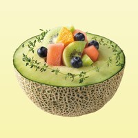 フルーツポンチをトッピングした半カットメロン。