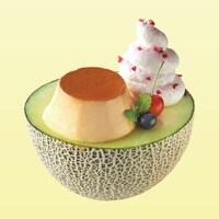 プリンアラモードをトッピングした半カットメロン。