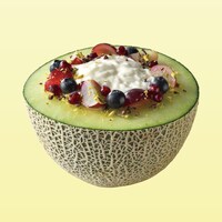 ヨーグルトをトッピングした半カットメロン。